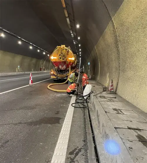 封开隧道排水渠清淤